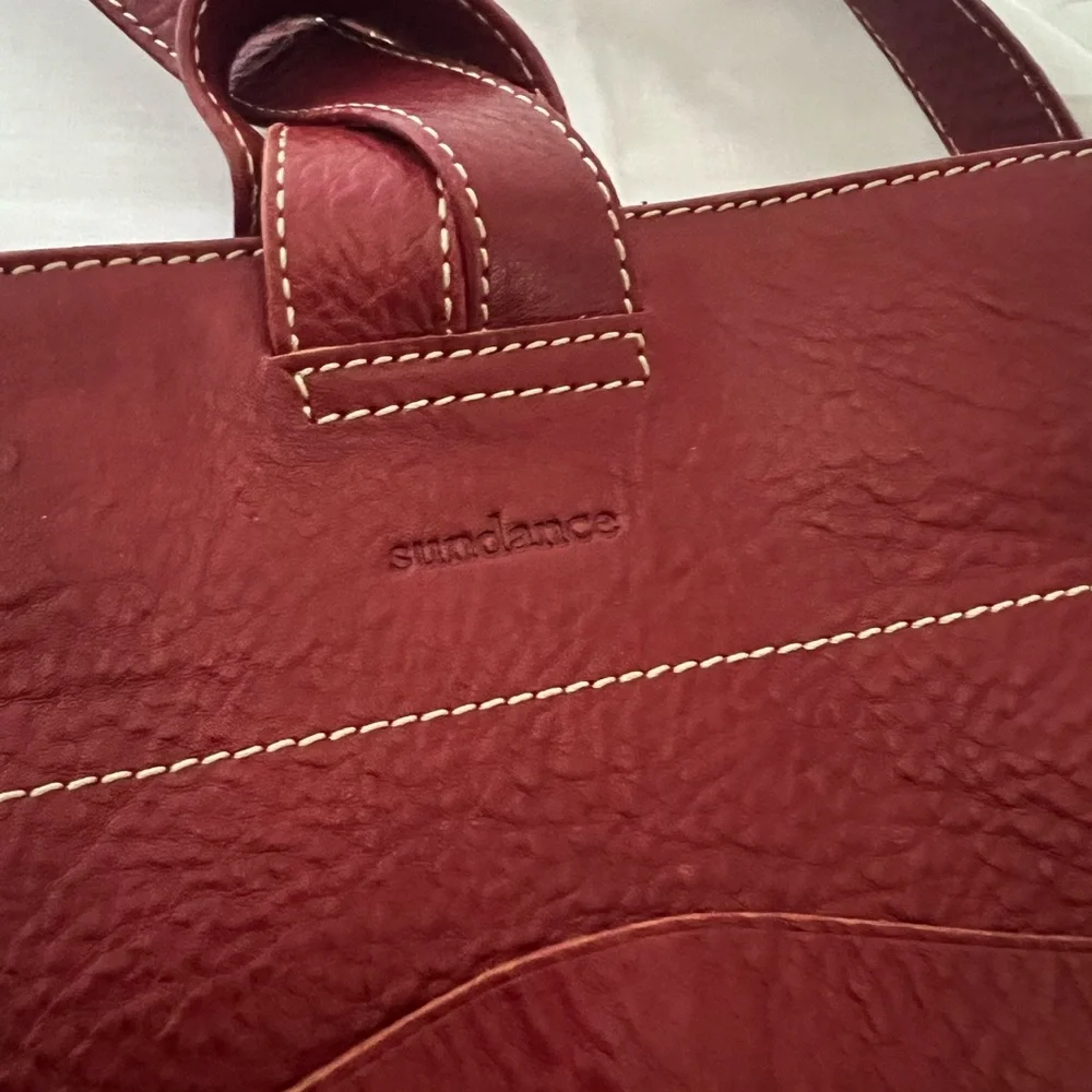 Sundance Red Shoulder Bag Sleek Design - Picture 2 of 6